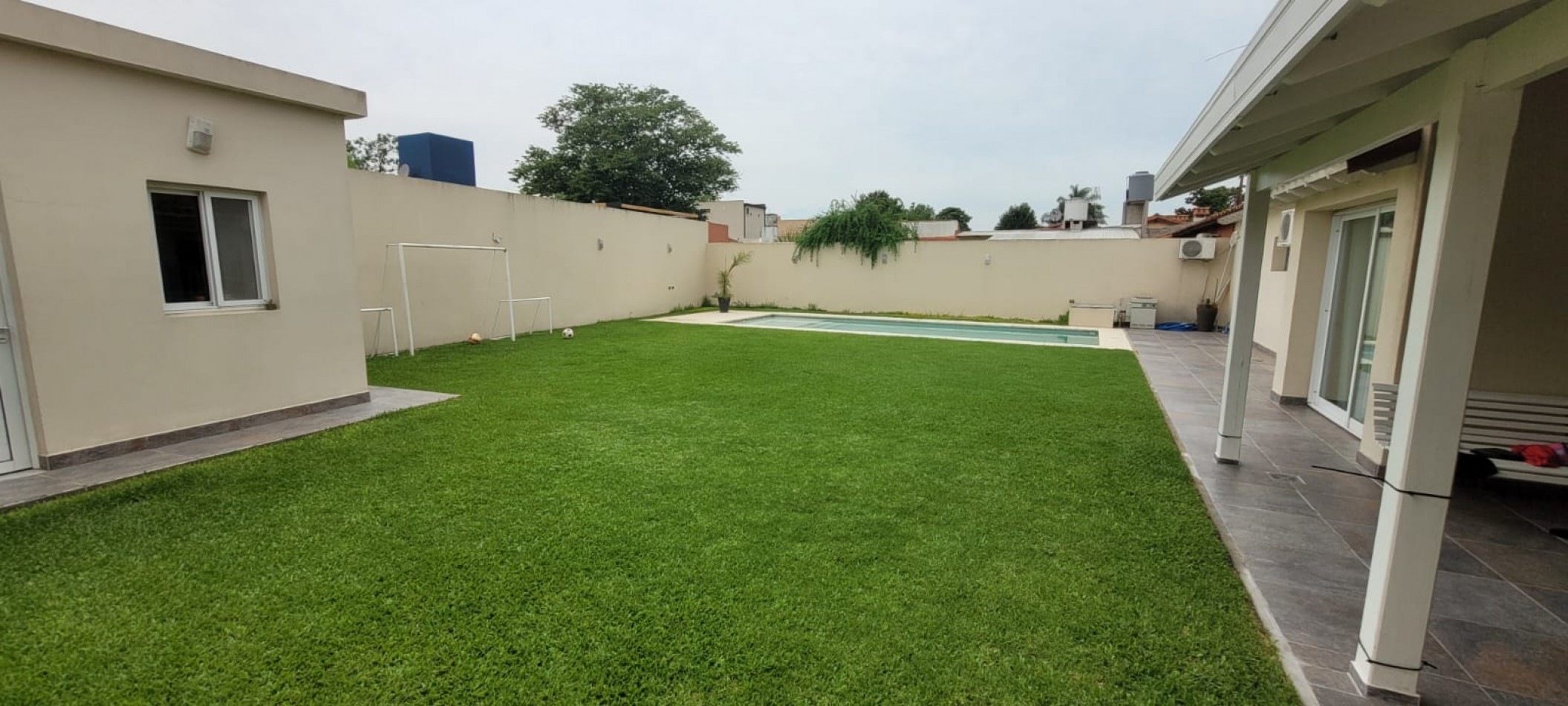 Casa en Ciudad Evita-Venta-3 dormitorios-Quincho-pileta climatizada  