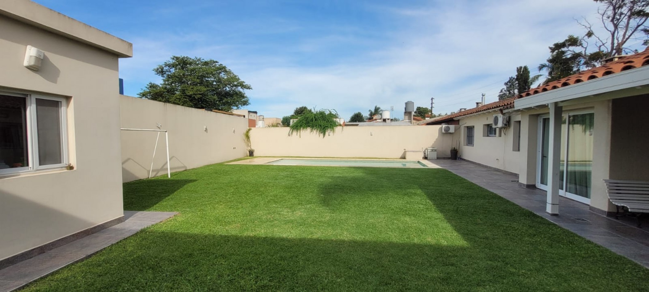 Casa en Ciudad Evita-Venta-3 dormitorios-Quincho-pileta climatizada  